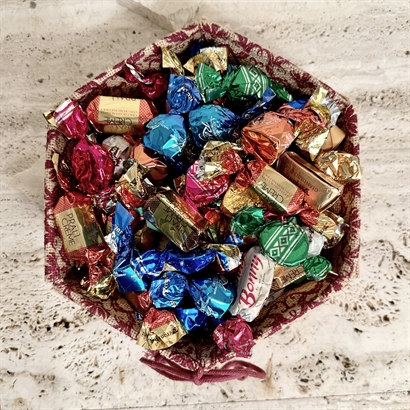 Julekurv i sisal  & 800 gram luksus chokoladeblanding